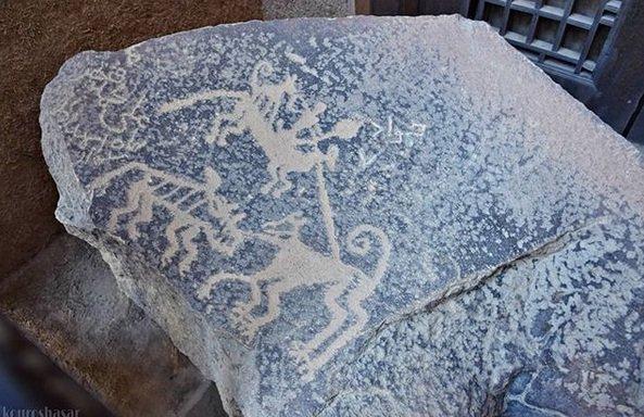 سنگ نگاره 3500 ساله را در مدرسه رها نموده اند