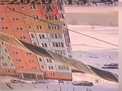 نجات یک زن با برف پس از سقوط از طبقه نهم!