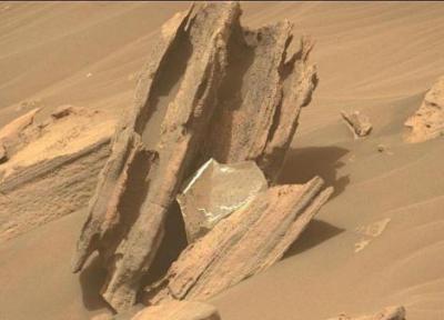 مشاهده شیء نقره ای براق بر روی سطح مریخ خبرساز شد
