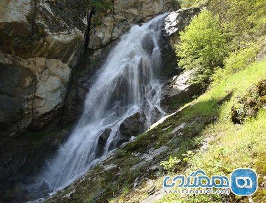 آبشار گلوسنگ یکی از جاذبه های طبیعی آذربایجان شرقی به شمار می رود