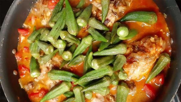 طرز تهیه خورشت بامیه با مرغ طرز تهیه خورشت بامیه با مرغ